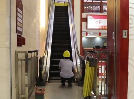 在停运的扶梯上行走有多危险？