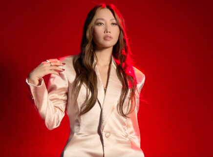 黄丽玲A-Lin缎面西装尽显气场