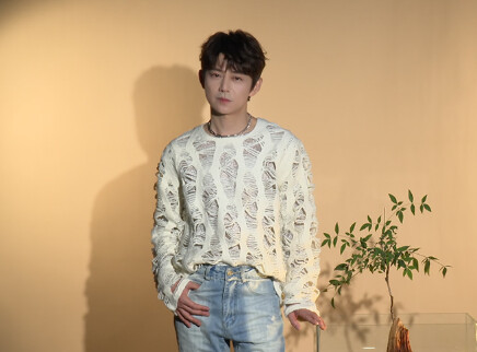 何炅自信帅气气质佳